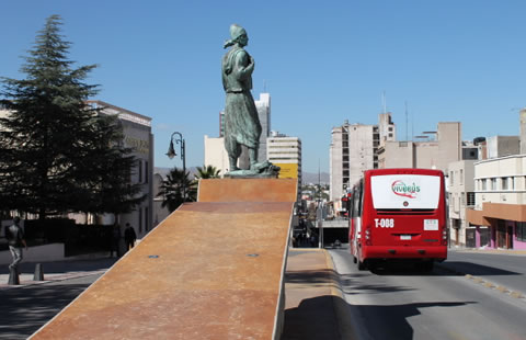 Ruta del Vivebus pasa cerca del monumento 